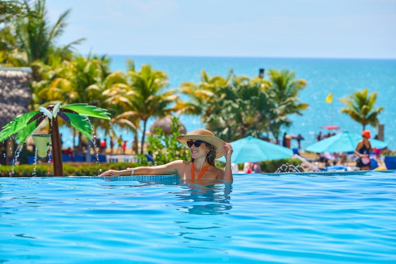 Gran Evenia Bijao Hotel Santa Clara  Exterior foto A woman in a swimming pool