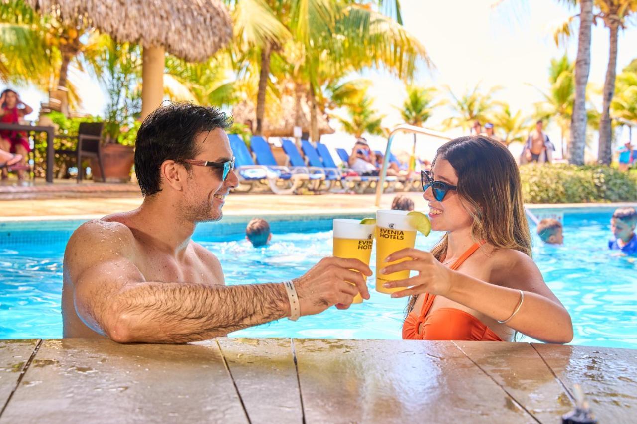 Gran Evenia Bijao Hotel Santa Clara  Exterior foto A couple drinking Presidente at a pool