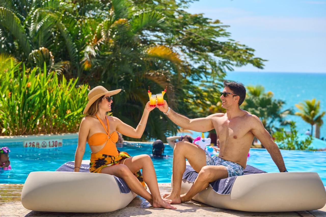 Gran Evenia Bijao Hotel Santa Clara  Exterior foto A couple at a resort in Cancun, Mexico